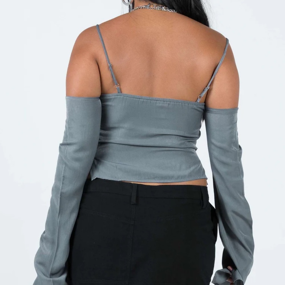 SOLD BNWT princess polly cold shoulder top - Picture 3 of 7
